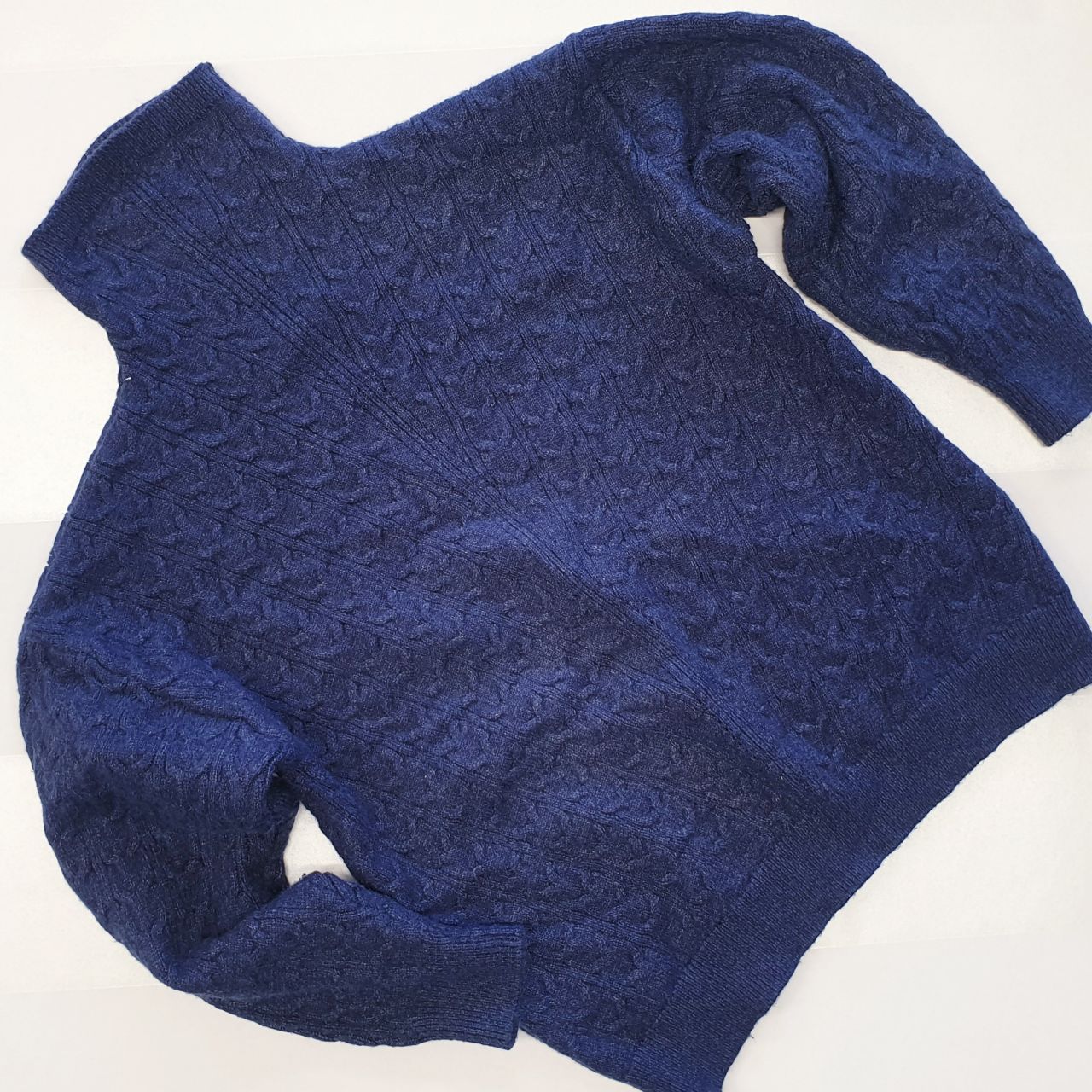 Женский свитер-image